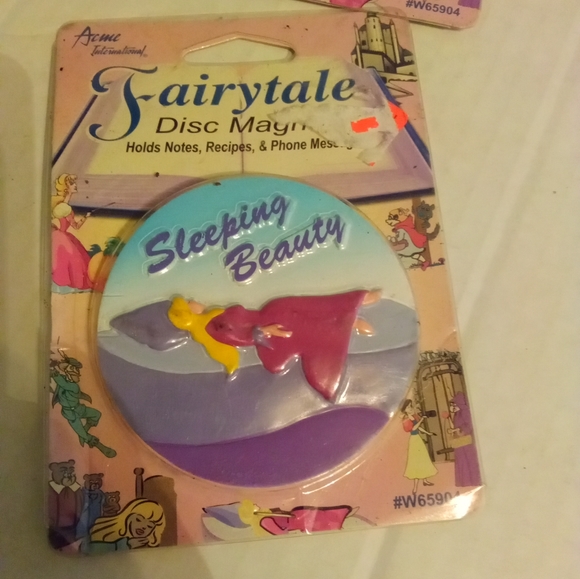 4 Refrigerator Ceramic Magnets: Cinderella, Beauty, Riding Hood, Goldi - Picture 3 of 6